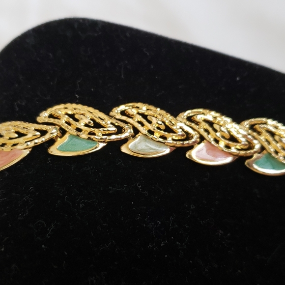 Pretty Vintage Necklace - Picture 2 of 8